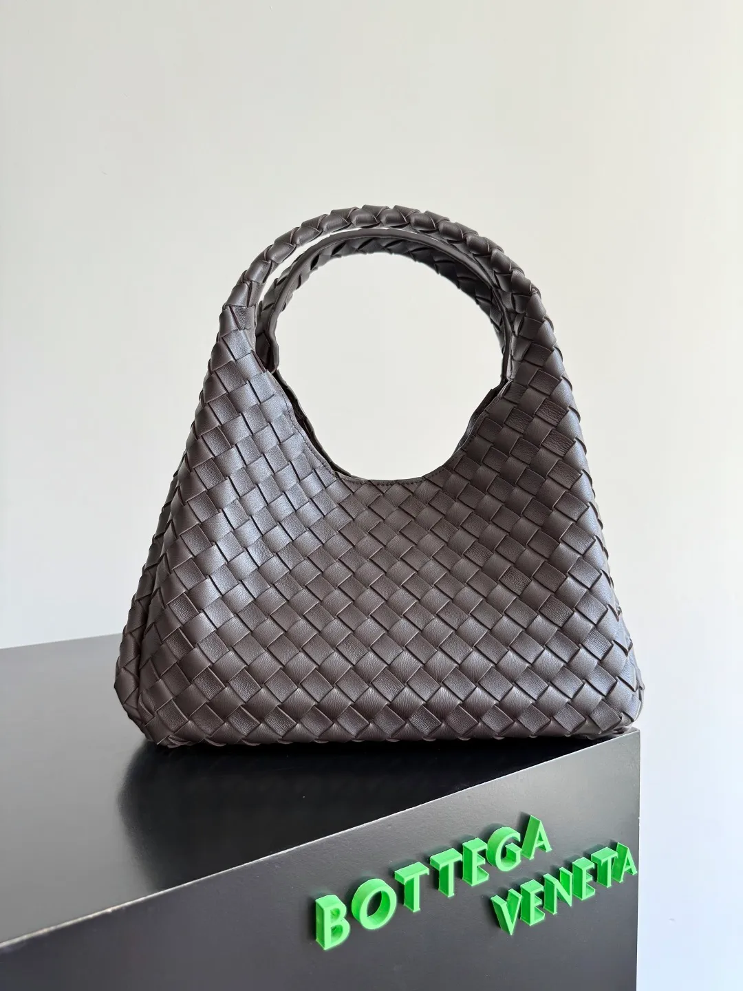 Batch 2160 new products are coming! BOTTEGA VENETA Bottega Veneta's 2025 new Campana shoulder bag is on the market~ First of all, I would like to praise the weight of this bag. As a not too small bag, it is very light for daily use. For people like me who need to carry a lot of belongings when going out, this advantage is great, and it greatly reduces the burden of traveling. 🛍️The shape is a bit like a combination of parachute and jodie. The blunt triangle shape is cute and honest. Carrying it on your back when going shopping is a good mood accelerator. The handles and body of the bag are both classic weaves. A tie is added to the original open design. If it is not tied up, the bag will look like a small vegetable basket when carried. Style number: 844249 Size: 33*20*16.5cm